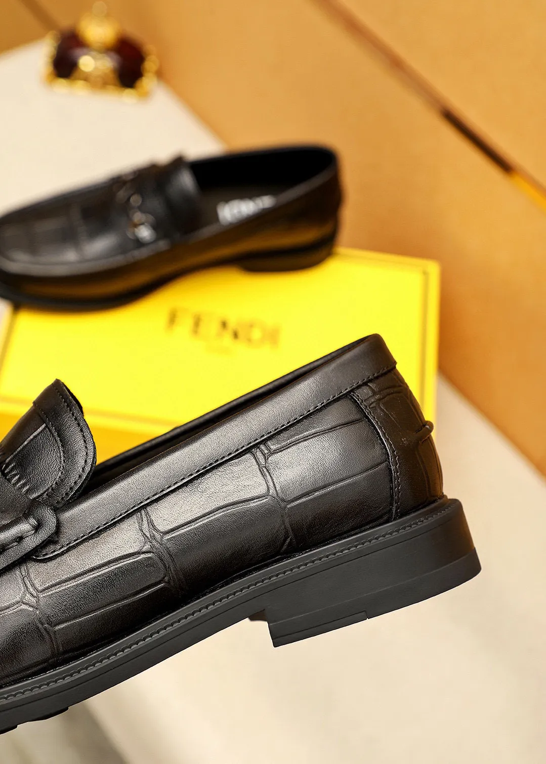 Men's shoes 💰460 💐 Product trademark: FENDI [Fendi] casual leather shoes Regular size: 38-44 (45🉑️customized) Product materials: Selected imported first-layer calfskin embossed upper + luxury hardware buckle, imported cow 🐂 lining. Strong three-dimensional visual effect, rubber outsole Color: 1⃣️color optional